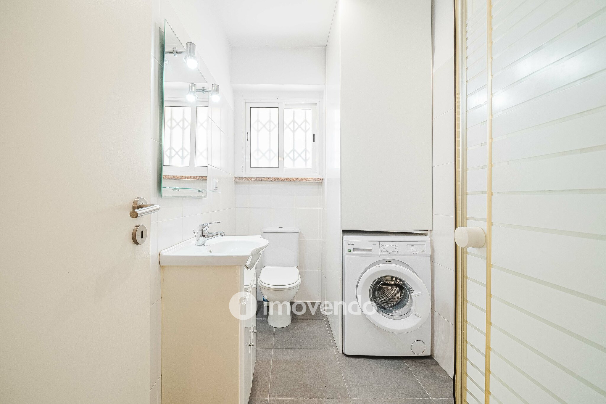 Apartamento T2 pronto a habitar, com espaço exterior, na Amadora