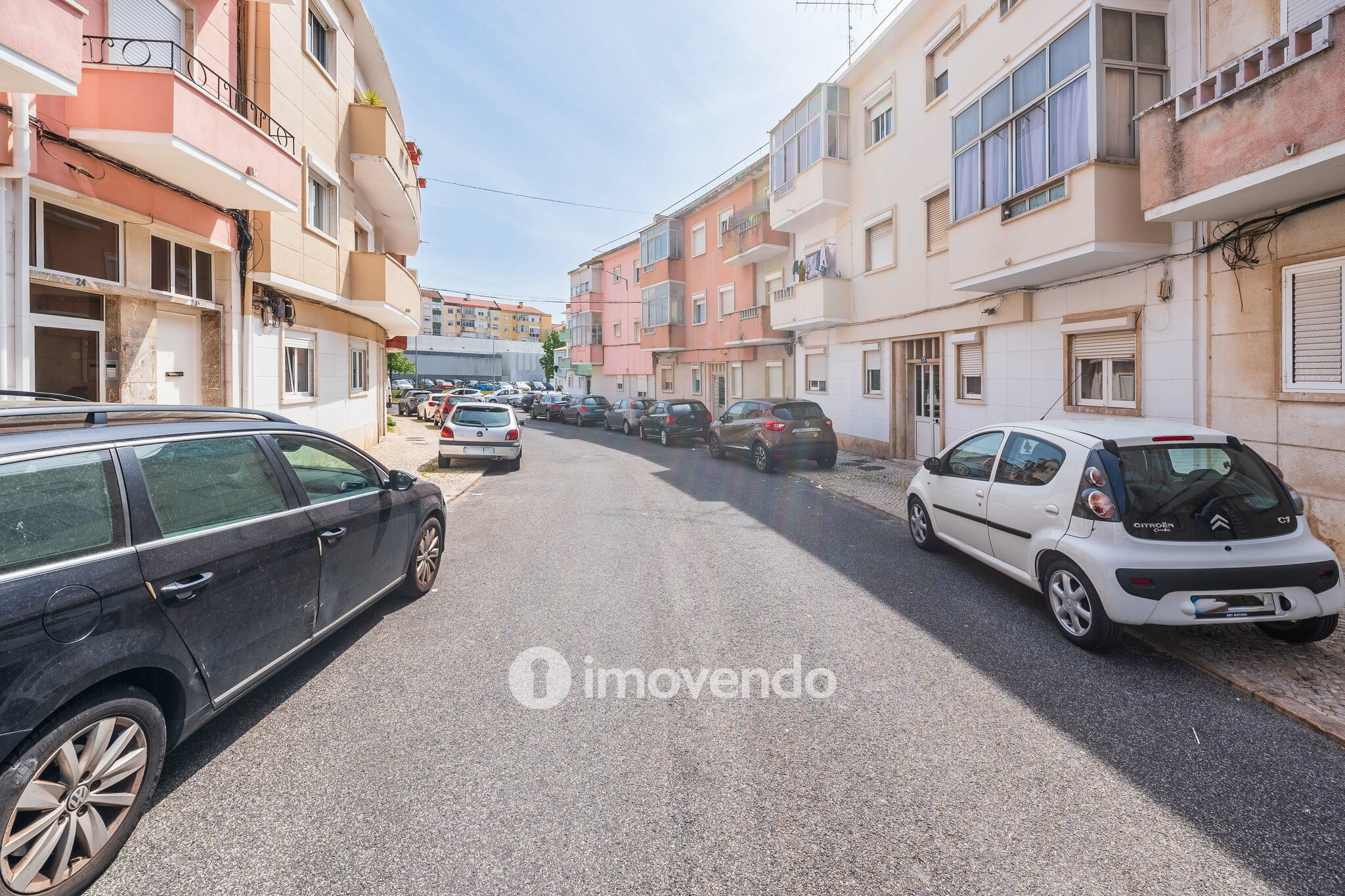 Apartamento T2 pronto a habitar, com espaço exterior, na Amadora