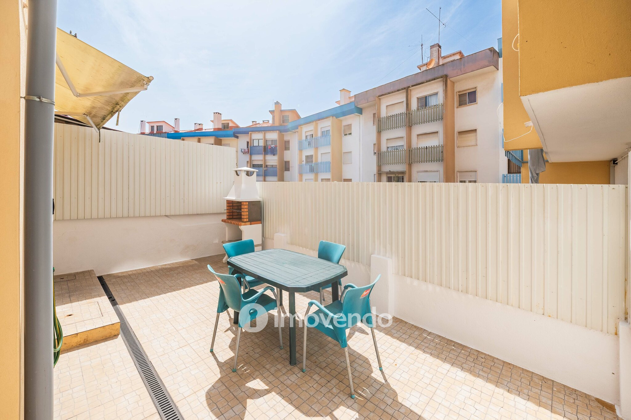 Apartamento T2 pronto a habitar, com espaço exterior, na Amadora
