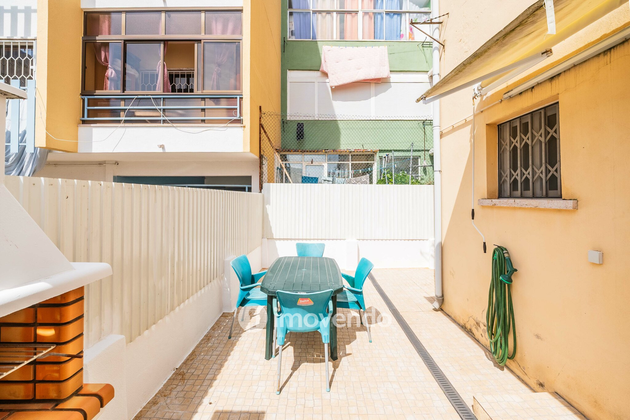 Apartamento T2 pronto a habitar, com espaço exterior, na Amadora
