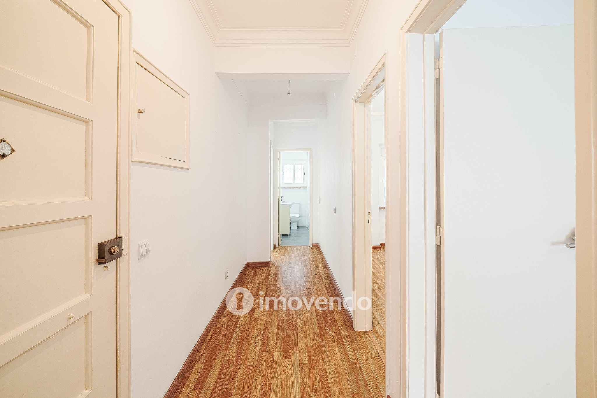 Apartamento T2 pronto a habitar, com espaço exterior, na Amadora