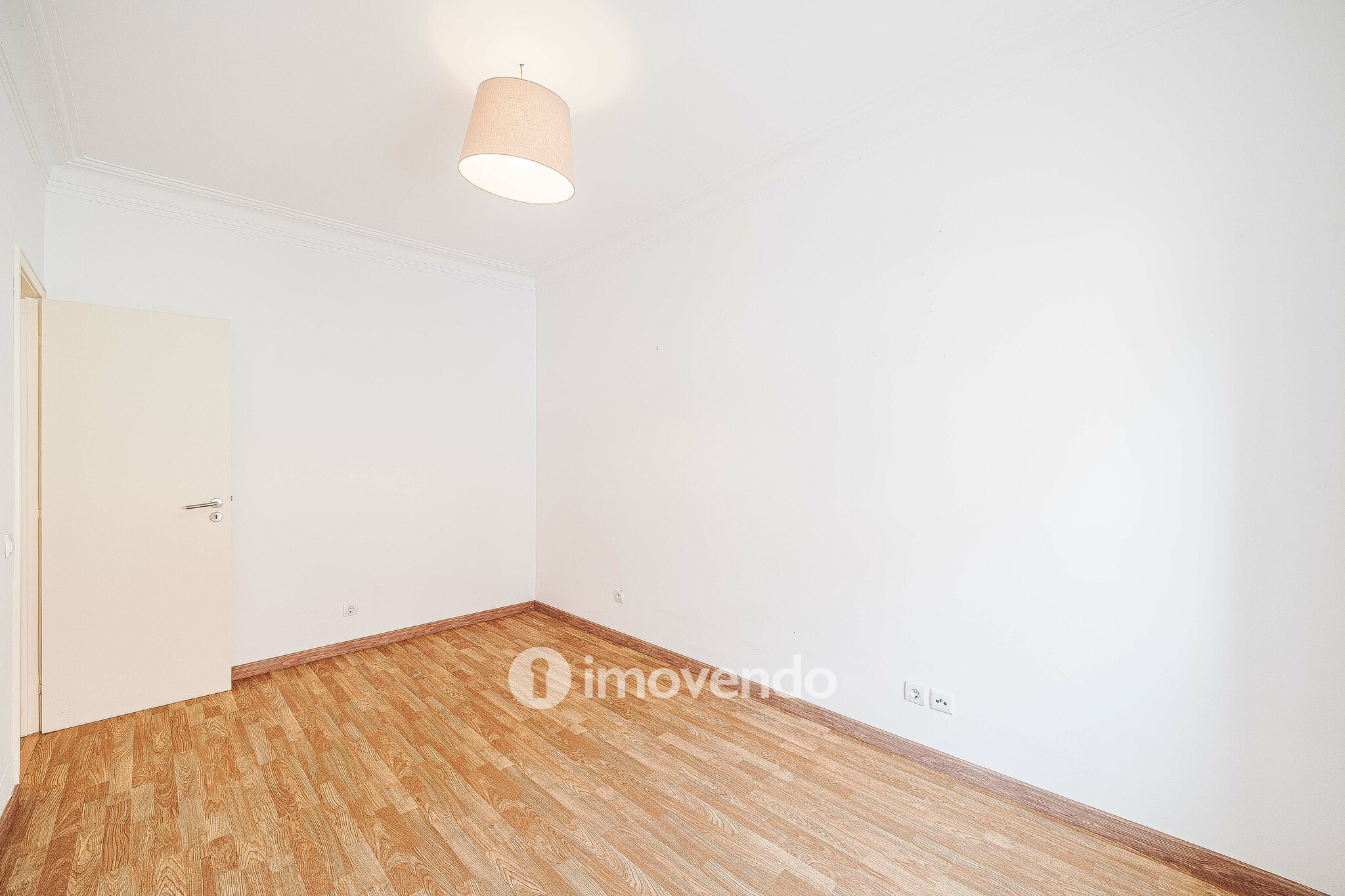 Apartamento T2 pronto a habitar, com espaço exterior, na Amadora