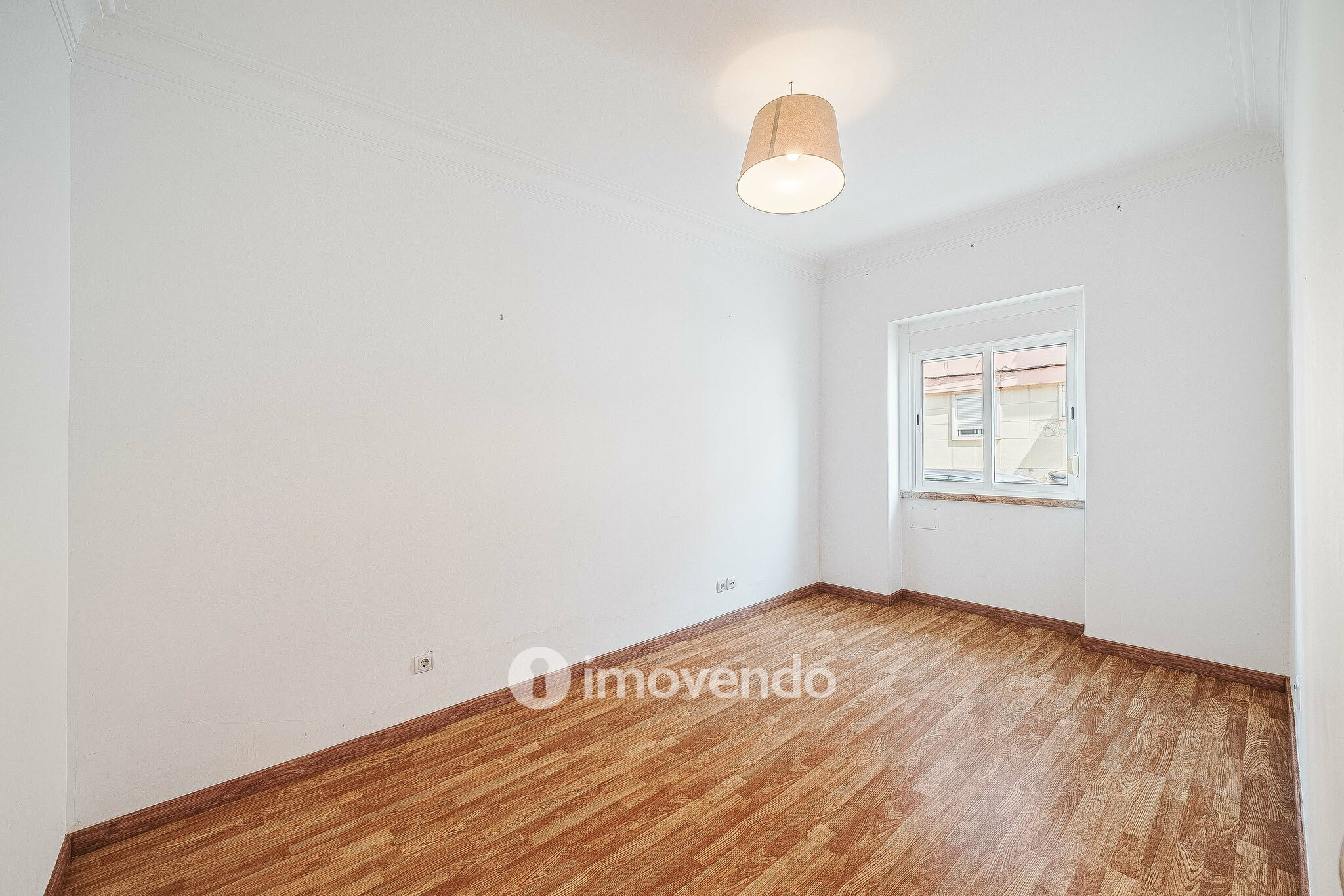 Apartamento T2 pronto a habitar, com espaço exterior, na Amadora
