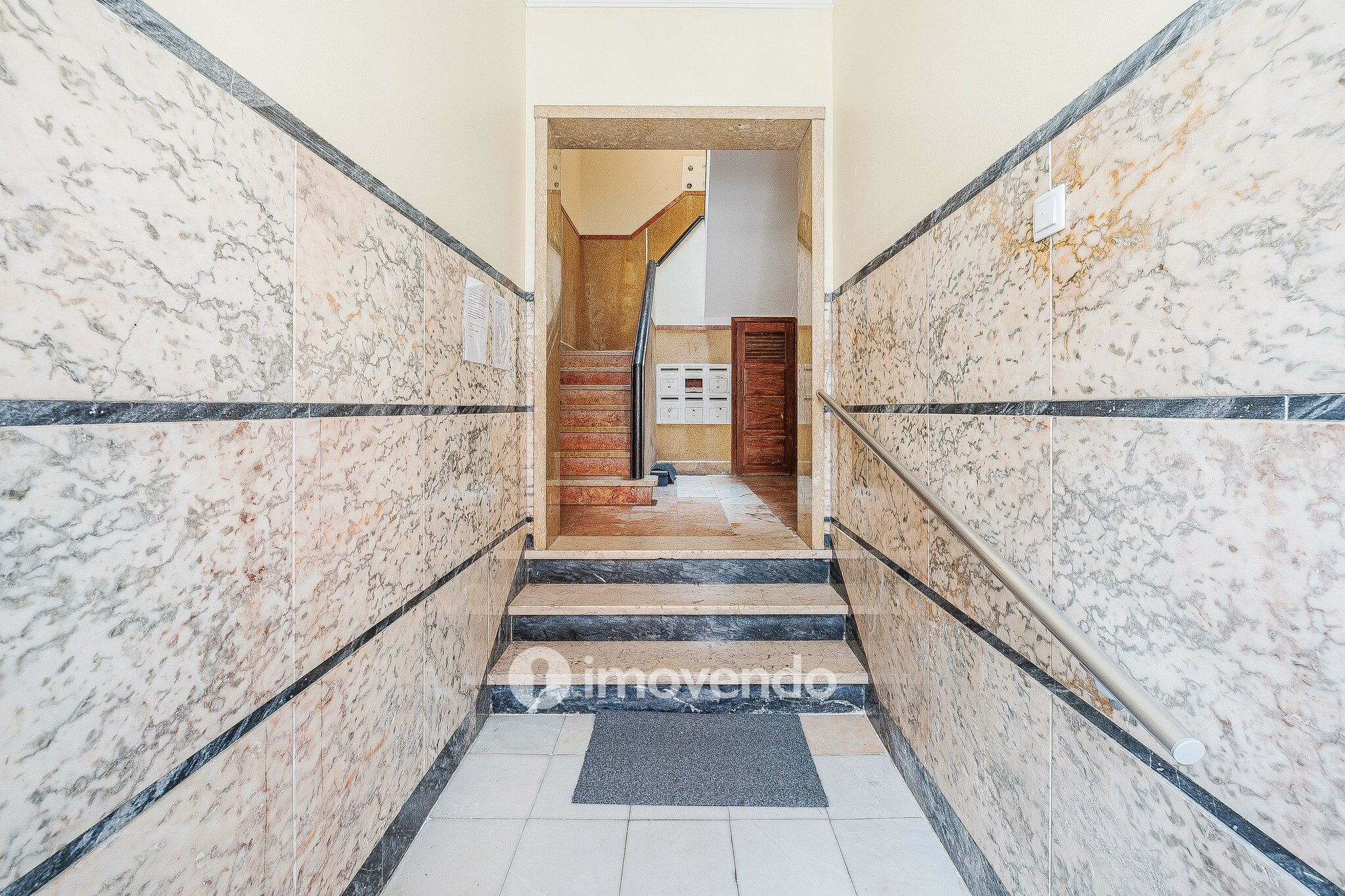Apartamento T2 pronto a habitar, com espaço exterior, na Amadora