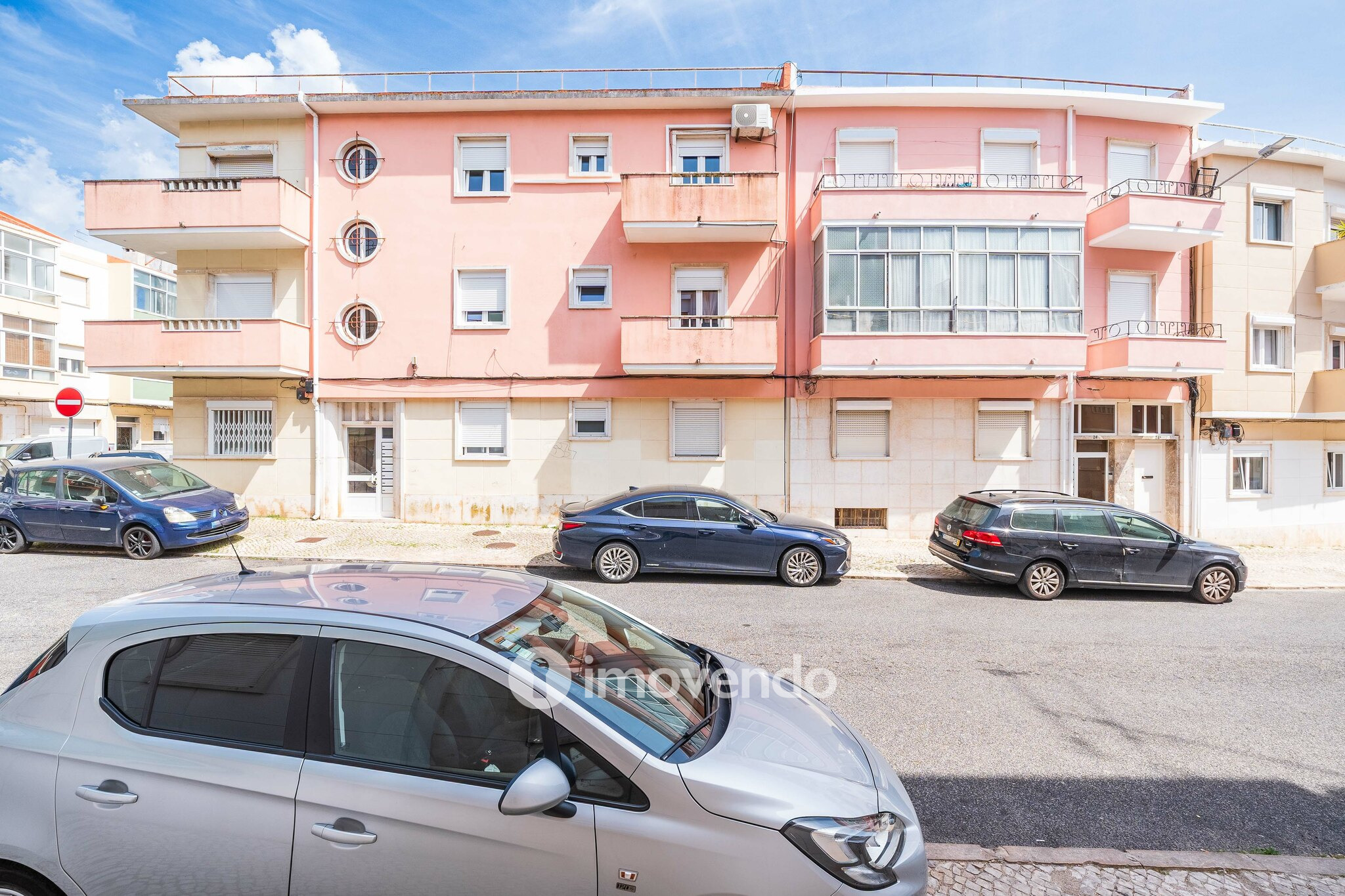Apartamento T2 pronto a habitar, com espaço exterior, na Amadora