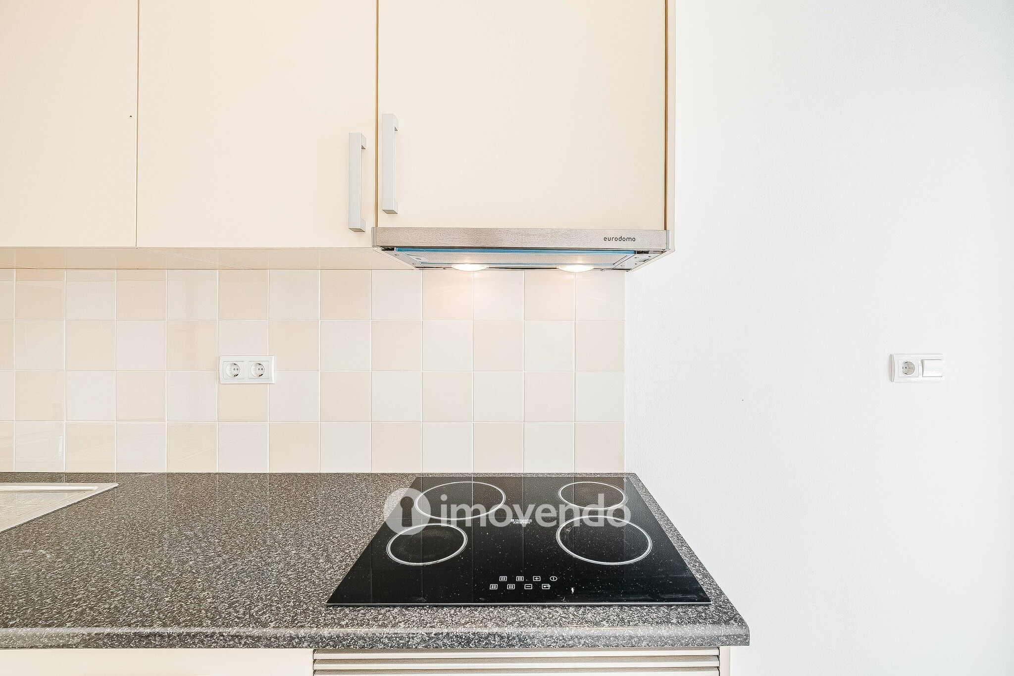 Apartamento T2 pronto a habitar, com espaço exterior, na Amadora