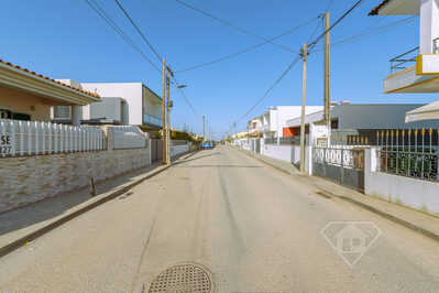 Moradia T5 remodelada, com garagem e jardim, em Redondos, Fernão Ferro