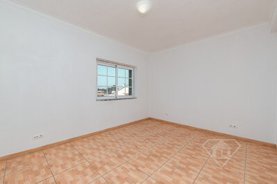 Moradia T5 remodelada, com garagem e jardim, em Redondos, Fernão Ferro