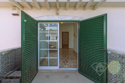 Moradia T5 remodelada, com garagem e jardim, em Redondos, Fernão Ferro
