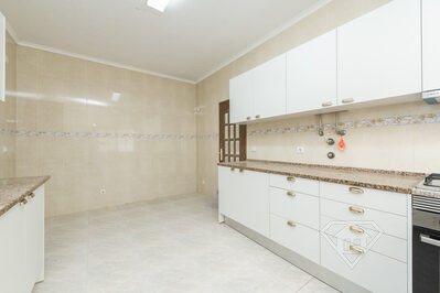 Moradia T5 remodelada, com garagem e jardim, em Redondos, Fernão Ferro