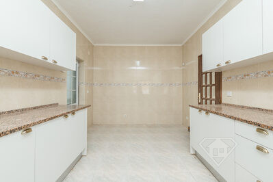 Moradia T5 remodelada, com garagem e jardim, em Redondos, Fernão Ferro