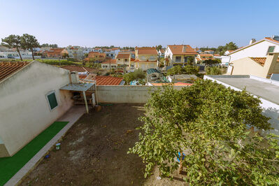 Moradia T5 remodelada, com garagem e jardim, em Redondos, Fernão Ferro