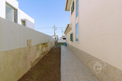Moradia T5 remodelada, com garagem e jardim, em Redondos, Fernão Ferro