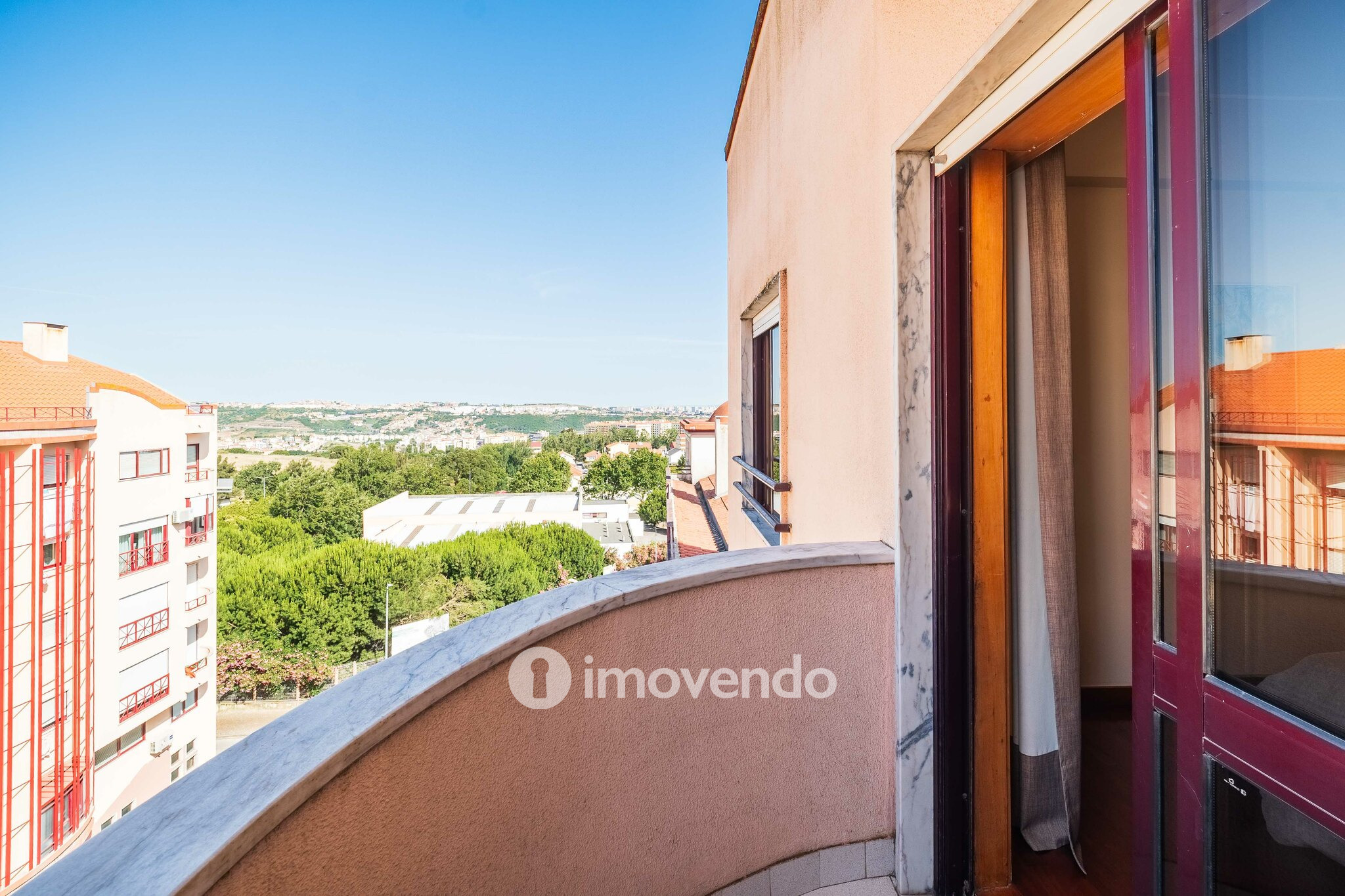 Apartamento T3, com garagem e arrecadação, na Ramada